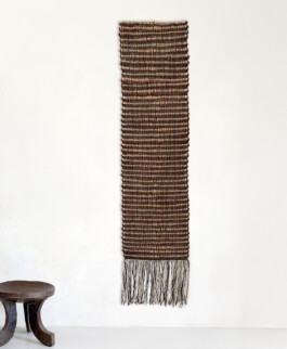 Tapiz decorativo largo con flecos de la diseñadora textil Elisa Padrón, experta en tapices de pared 